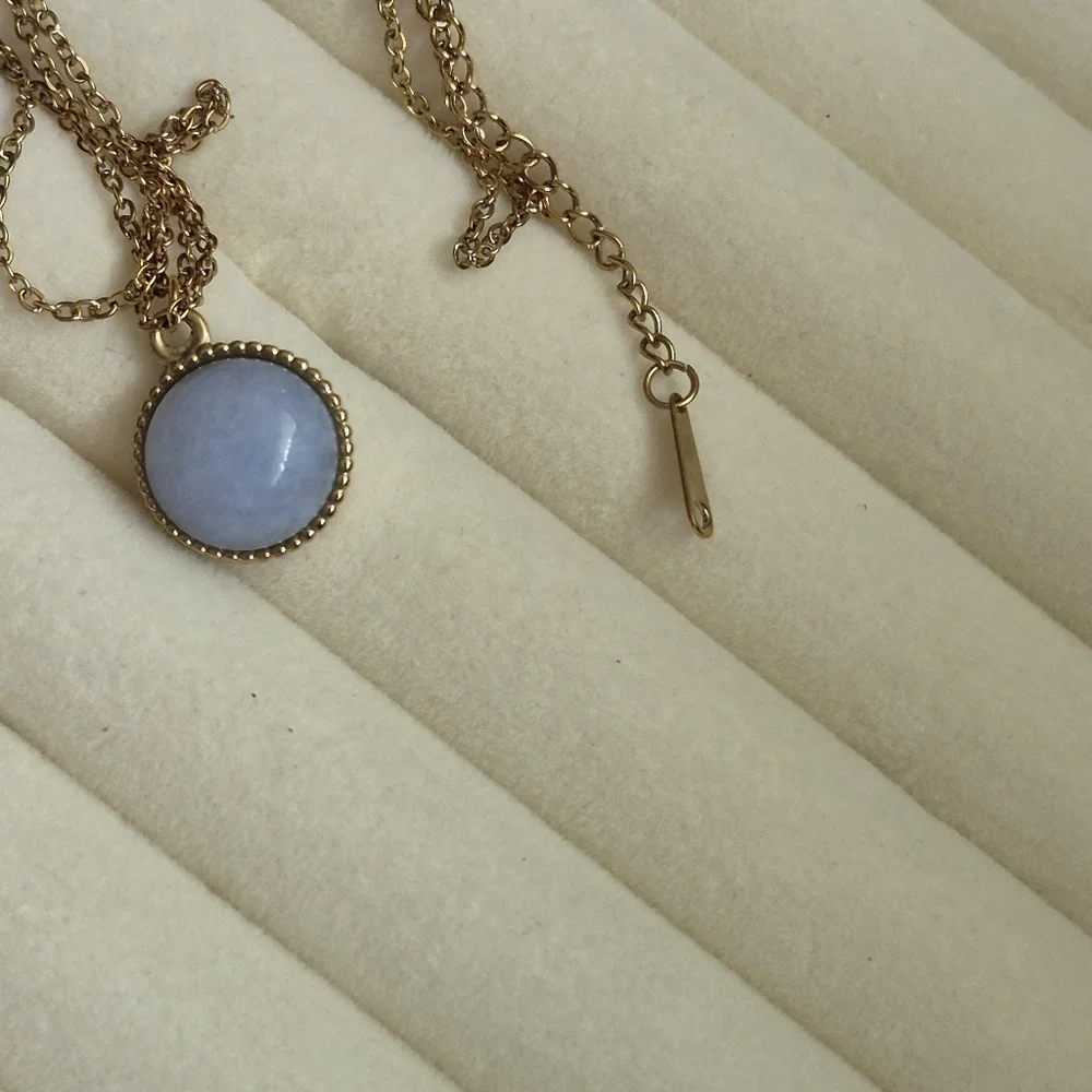 Elegant 18k GP and Blue Pendant Necklace - Picture 4 of 6